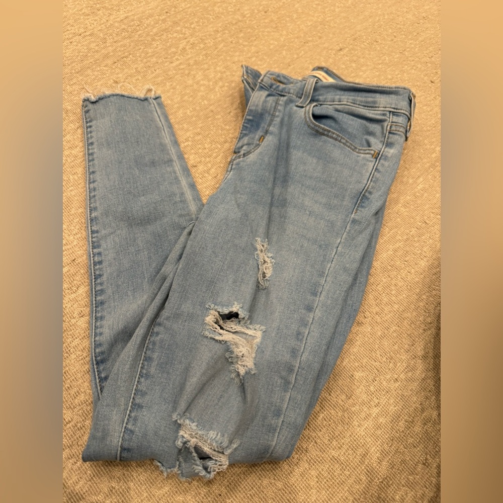 720 High Rise Super Skinny Levi’s Jeans light blue torn fronts size 26